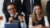 Christian Zurita, vestido con un chaleco de policía, en una conferencia de prensa, luego de que el partido político del asesinado candidato presidencial ecuatoriano Fernando Villavicencio lo eligiera como reemplazo, en Quito, Ecuador, el 13 de agosto de 2023.