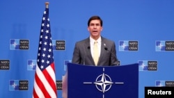 El secretario de Defensa de Estados Unidos, Mark Esper, durante una conferencia de prensa durante una reunión de ministros en la sede de la OTAN en Bruselas, Bélgica, el 13 de febrero de 2020.