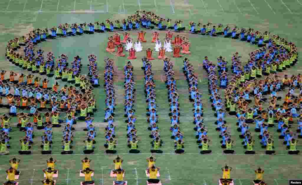 Para siswa melakukan yoga dalam gladi resik menjelang perayaan &#39;Hari Yoga sedunia&#39; di Ahmedabad, India.