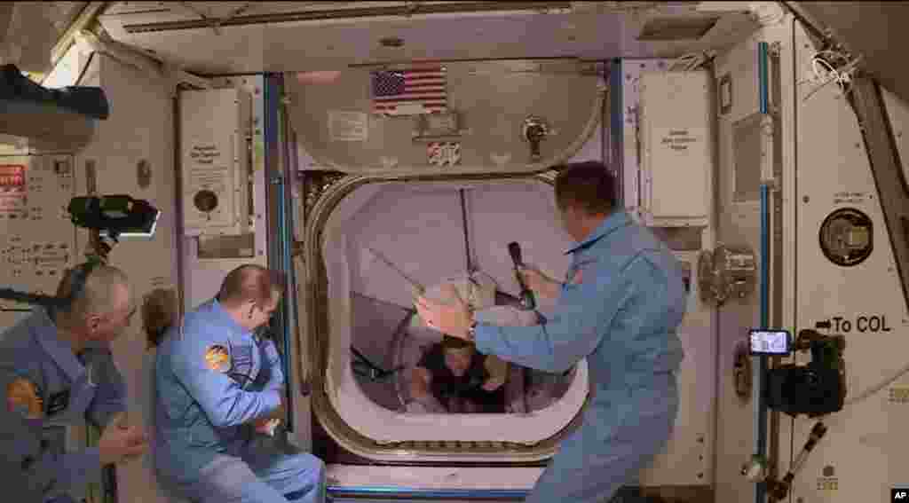 Esta foto proporcionada por la NASA muestra a la tripulaci&#243;n de SpaceX entrando en la Estaci&#243;n Espacial Internacional, el domingo 31 de mayo de 2020.