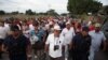 ARCHIVO - Hipólito Mora y otros vigilantes caminan con su familia y amigos para cooperar voluntariamente en la investigación de un tiroteo en La Ruana, Michoacán, el 27 de diciembre de 2014.