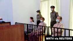 La derrocada líder de Myanmar Aung San Suu Kyi, aparece ante una corte en Naypyitaw junto al expresidente Win Myint y el doctor Myo Aung el 24 de mayo de 2021. Imagen capturada de un video.
