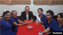 El representante del Papa Francisco en Nicaragua, Waldemar Stanislaw Sommertag,se reunió con los prisioneros políticos, entre ellos, los periodistas de 100% Noticias, Miguel Mora y Lucia Pineda, quienes fueron liberados en junio pasado. Foto Cortesía.