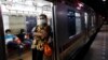 Seorang pria mengenakan masker pelindung wajah di dalam kereta commuter di tengah pemberlakuan Pembatasan Sosial Berskala Besar (PSBB) untuk mencegah penyebaran virus corona di Jakarta, 21 April 2020. (Foto: Reuters)