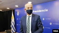 El ministro de Defensa de Uruguay, Javier García, anunció las nuevas medidas en una conferencia de prensa el 20 de diciembre de 2020.