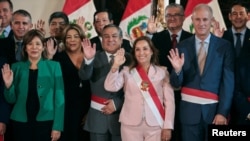Presiden Peru Dina Boluarte berpose bersama para menteri negaranya yang baru dilantik setelah upacara pengambilan sumpah di Lima, Peru 1 April 2024.