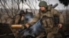 Soldados ucranianos de la 71.a Brigada Jaeger disparan un obús M101 hacia posiciones rusas en la línea del frente, cerca de Avdiivka, región de Donetsk, Ucrania, el viernes 22 de marzo de 2024. (Foto AP/Efrem Lukatsky)