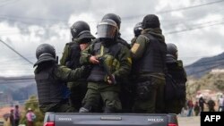 Policías que retiraron el apoyo del expresidente Evo Morales patrullan las calles en La Paz, el 11 de noviembre.
