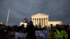ARCHIVO - Manifestantes desfilan frente a la Corte Suprema de EE.UU. en defensa de los programas DACA y TPS, el 10 de noviembre de 2019, en Washington, DC.