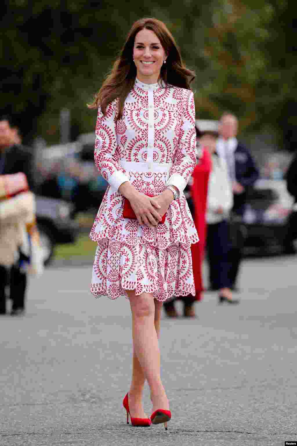 Putri Catherine, Duchess of Cambridge, melakukan kunjungan ke pos penjaga pantai Kitsilano di Vancouver, British Columbia, Kanada.