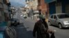 Hombre usa máscara protectora como precaución contra la propagación del coronavirus mientras camina en el barrio de Lidice de Caracas, Venezuela.