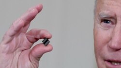 El presidente de EE. UU., Joe Biden, sostiene un chip semiconductor mientras habla antes de firmar una orden ejecutiva, destinada a abordar la escasez mundial de chips semiconductores, en el Comedor Estatal de la Casa Blanca en Washington, EE. UU., el 24 de febrero de 2021.