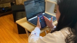 Una de las hijas de Herrera recibe sus clases por Internet, como lo hacen millones de jóvenes ahora en el mundo debido a los cierres de escuelas..