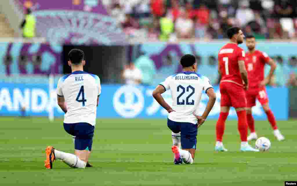 La selección de Inglaterra, por su parte, ha optado por arrodillarse durante todos sus partidos, como muestra de rechazo al racismo, en un gesto que popularizó en Estados Unidos el quarterback&nbsp;Colin Kaepernick y que ganó resonancia mundial tras la muerte de George Floyd en 2020. En este caso,&nbsp;Declan Rice y Jude Bellingham se arrodillan antes de que comience su partido contra Irán, el 21 de noviembre de 2022.