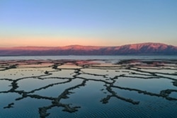 ARCHIVO - MInerales cristalizados forman diseños en la superficie de las lagunas de evaporación del Mar Muerto, cerca del pueblo de Neve Zohar, en israel. Enero 21 de 2021.
