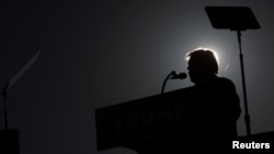 El expresidente estadounidense Donald Trump habla durante el primer mitin de su campaña de reelección en el Aeropuerto Regional de Waco en la ciudad del mismo nombre, en Texas, EEUU, el 25 de marzo de 2023.