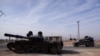 Una camioneta cargada pasa junto a un tanque abandonado en Alepo, Siria, días después de que los rebeldes tomaran la capital, Damasco, y derrocaran al presidente sirio, Bashar al-Assad, el 11 de diciembre de 2024.