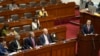 Perdana Menteri Peru Gustavo Adrianzén (kanan) berbicara di hadapan anggota Kongres Peru dalam sebuah kesempatan di Lima, Peru, pada 3 April 2024. (Foto: AP/Martin Mejia)