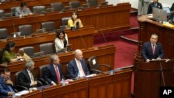 Perdana Menteri Peru Gustavo Adrianzén (kanan) berbicara di hadapan anggota Kongres Peru dalam sebuah kesempatan di Lima, Peru, pada 3 April 2024. (Foto: AP/Martin Mejia)