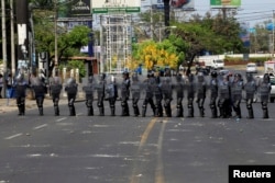 La policía antidisturbios bloquea una calle durante una protesta contra las reformas que implementan cambios en los planes de pensiones del Instituto Nicaragüense de Seguridad Social (INSS) en Managua, Nicaragua, el 19 de abril de 2018.