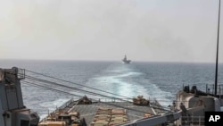 ARCHIVO - En esta imagen proporcionada por la Marina de Estados Unidos, los buques de asalto anfibio USS Carter Hall y USS Bataan navegan por el estrecho de Bab al-Mandeb, el 9 de agosto de 2023