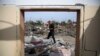 Warga Palestina memeriksa reruntuhan bangunan tempat tinggal keluarga Abu Muammar pasca serangan udara Israel di Rafah, Jalur Gaza selatan, Jumat, 29 Maret 2024. (Foto: AP/Hatem Ali)