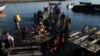 Pasajeros bajan de un bote en el muelle de la ciudad de La Unión, El Salvador, el 20 de agosto de 2022. 