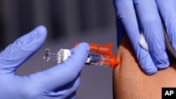 Seorang pasing menerima vaksin influenza di Lynwood, California, pada 28 Oktober 2022. (Foto: AP/Mark J. Terrill)