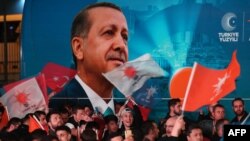 Pendukung Partai Keadilan dan Pembangunan (AK) bersorak ketika Presiden Turki Recep Tayyip Erdogan menyampaikan pidato setelah pemilihan lokal Turki, di Markas Besar Partai AK di Ankara pada 1 April 2024. (Foto: AFP)