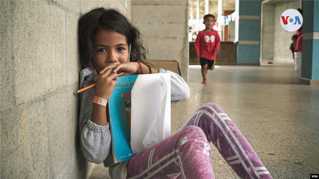 Decenas de ni&#241;os y ni&#241;as venezolanos se albergan en los cerca de 20 refugios habilitados para migrantes en el departamento de Arauca, Colombia, tras registrarse enfrentamientos armados en sus territorios.