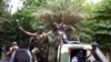 Des soldats maliens traversent les rues de Bamako, au Mali, le 19 août 2020, le jour après que les troupes rebelles ont saisi le président malien Ibrahim Boubacar Keita et le Premier ministre Boubou Cissé dans une escalade dramatique d'une crise de plusieurs mois.