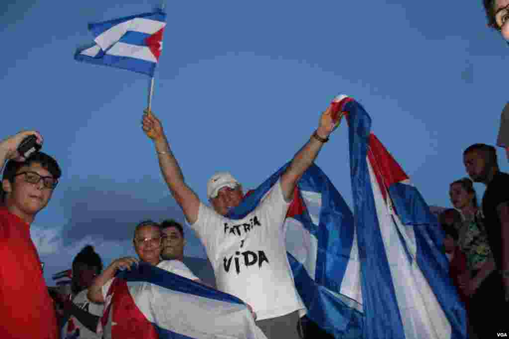 El tema musical &quot;Patria y Vida&quot;, interpretado por m&#250;sicos cubanos ha servido de tema de las en la Calle 8 en Miami, Florida, en apoyo a las protestas sucedidas en la isla el domingo 11 de julio de 2021. Foto: Luis F. Rojas, VOA.