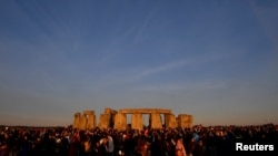 Una multitud recibe el Solsticio de Verano en el Círculo de Piedra de Stonehenge, en el suroeste de Gran Bretaña, el 21 de junio de 2018. REUTERS / Toby Melville.