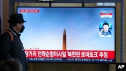 En una pantalla de televisión se muestra un noticiero que reporta un lanzamiento de misiles de Corea del Norte, en la estación de trenes de Seúl, en Corea del Sur, el 22 de marzo de 2023. 