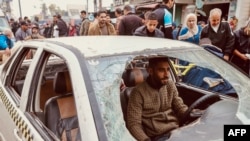 Un palestino conduce su automóvil que resultó dañado tras un ataque israelí contra una casa vecina en Rafah, en el sur de la Franja de Gaza, el 23 de diciembre de 2023, en medio de batallas en curso entre Israel y el grupo militante Hamas. (Foto de Mohammed ABED / AFP)