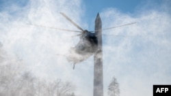 Predsjednički helikopter polijeće ispred Bijele kuće, tokom vikenda, nakon što je snijeg pao u američkoj prijestolnici Washingtonu. (Foto: SAUL LOEB / AFP)
