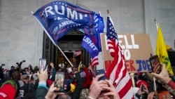 ARCHIVO - Los insurrectos leales al presidente Donald Trump se amotinan frente al Capitolio, el 6 de enero de 2021, en Washington.