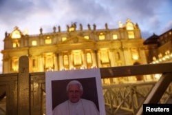 Una imagen del papa emérito Benedicto XVI se observa frente a la Basílica de San Pedro el 1 de enero de 2023.