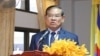 លោកឧបនាយករដ្ឋមន្ត្រី ស ខេង ឡើងថ្លែងសុន្ទរកថានៅសាលាខេត្តប៉ៃលិន កាលពីថ្ងៃទី២១ ខែធ្នូ ឆ្នាំ២០២០។ (រូបថត៖ ទំព័រហ្វេសប៊ុកលោក ស ខេង) 