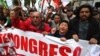Manifestantes marchan contra la corrupción en Lima el 30 de septiembre de 2019 después de que el presidente Martín Vizcarra disolvió constitucionalmente el Congreso. Foto: AP.