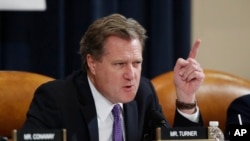 ARCHIVO - El representante Mike Turner, republicano por Ohio, habla durante una audiencia de la Comisión de Inteligencia de la Cámara de Representantes en el Capitolio en Washington, el 20 de noviembre de 2019.