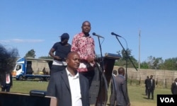 UMnu. Nelson Chamisa ukhuluma emhlanganweni wezisebenzi.