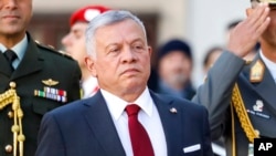 ARCHIVO - El rey Abdullah II bin Al-Hussein de Jordania asiste a una ceremonia militar en Viena, el 25 de octubre de 2021.