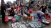 ជនជាតិ​វៀតណាម​លក់​ត្រី​នៅ​ផ្សារ​ព្រែក​ភ្នៅ​ជាយ​ក្រុង​ភ្នំពេញ កាល​ពី​ថ្ងៃ​ទី​១៣ ខែ​កញ្ញា ឆ្នាំ​២០១២។