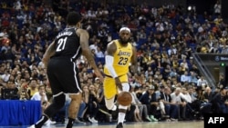 LeBron James des Los Angeles Lakers face à Wilson Chandler des Brooklyn Nets, Chine, le 19 octobre 2019.