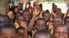 Des élèves de l'école primaire à Akebubu, au Ghana.