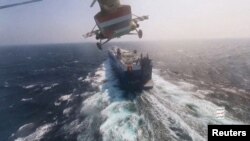也门胡塞武装2023年11月发表其武装直升机在红海追逐一艘商船的照片。