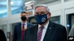 El senador Bob Menendez, demócrata por Nueva Jersey, camina por el Capitolio en Washington, el jueves 11 de febrero de 2021, antes del inicio del tercer día del segundo juicio político del expresidente Donald Trump.