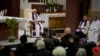 El papa Francisco luce mejor de salud durante visita a una parroquia de Roma