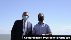 Los presidentes de Argentina, Alberto Fernández (izq) y Uruguay, Luis Lacalle Pou (der), durante su primera reunión cerca de Montevideo el 19 de noviembre de 2020. Foto cortesía de Comunicación Presidencial Uruguay.